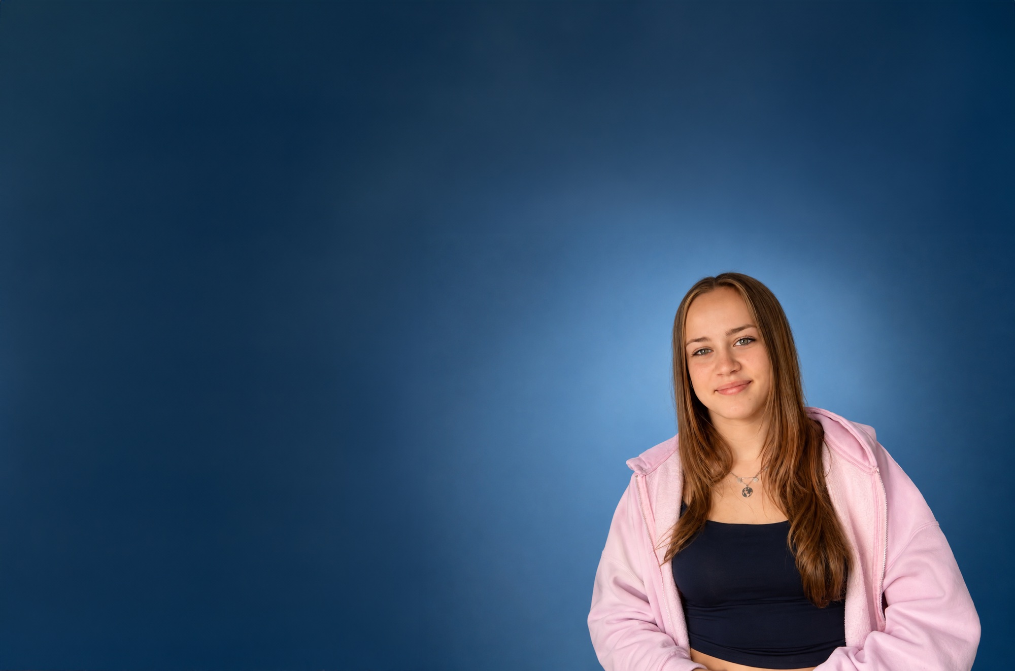 Junge Teilnehmerin eines Klima-Camps vor blauem Hintergrund