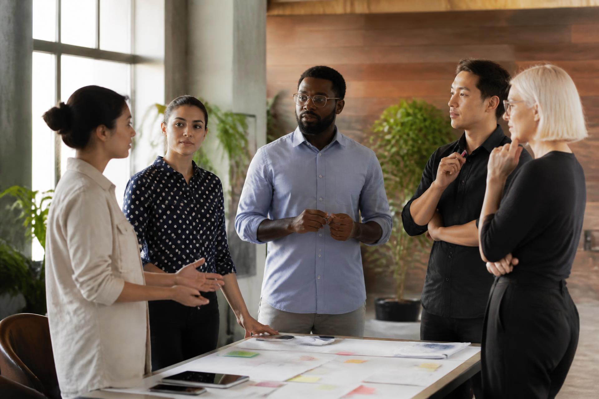 Team im Gespräch bei einem CHOICEs-Workshop